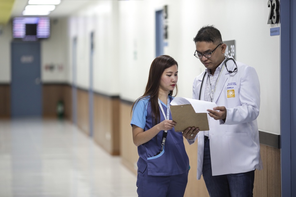 /media/news_images/2018/09/24/Doctor_talking_with_nurse_in_hospital_about_patients_medical_records.jpg